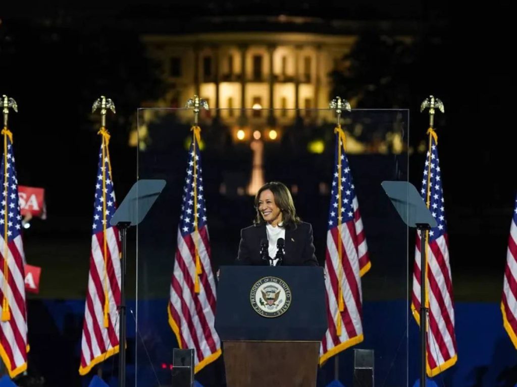 Kamala Harris ai suoi sostenitori: &#8220;Trump dittatore, sarò diversa da Biden&#8221;