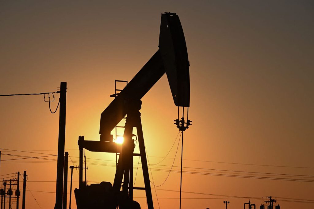 Oil ends down on the day, up for the week on conflicting supply-demand prospects