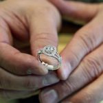 Novia debe devolver anillo de compromiso tras un fallo de la Corte