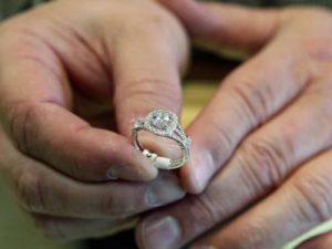 Novia debe devolver anillo de compromiso tras un fallo de la Corte