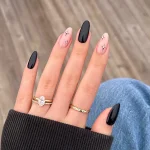 10 uñas negras decoradas que sirven para todas las ocasiones especiales de 2025: Halloween, Navidad y Año Nuevo