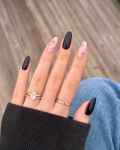 10 uñas negras decoradas que sirven para todas las ocasiones especiales de 2025: Halloween, Navidad y Año Nuevo