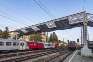 Train surfing není novinka. Dospělí si na sítích takových trendů včas nevšimnou, přibližuje expertka