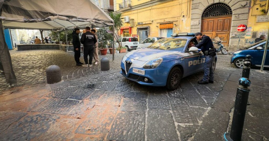 Napoli, spari all’alba in centro storico: 18enne colpito alla testa. È il cugino del 17enne ucciso dalla polizia durante una rapina nel 2020