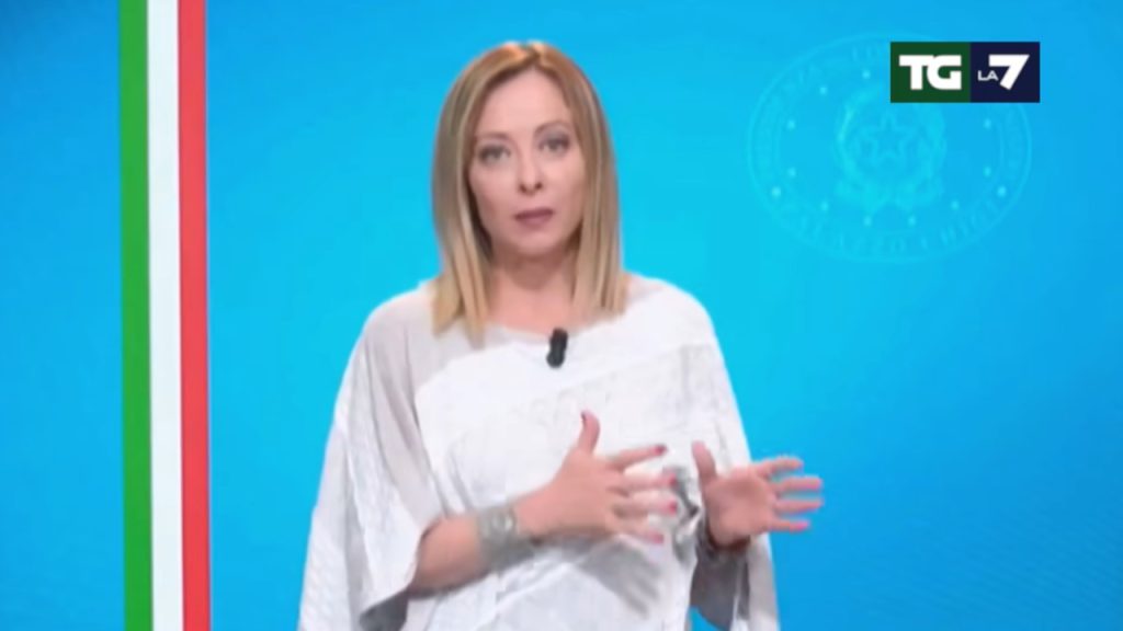 Giorgia Meloni: &#8216;grazie a Elon Musk per app che permette a tutti di guadagnare&#8217;. Ma è un falso realizzato con IA