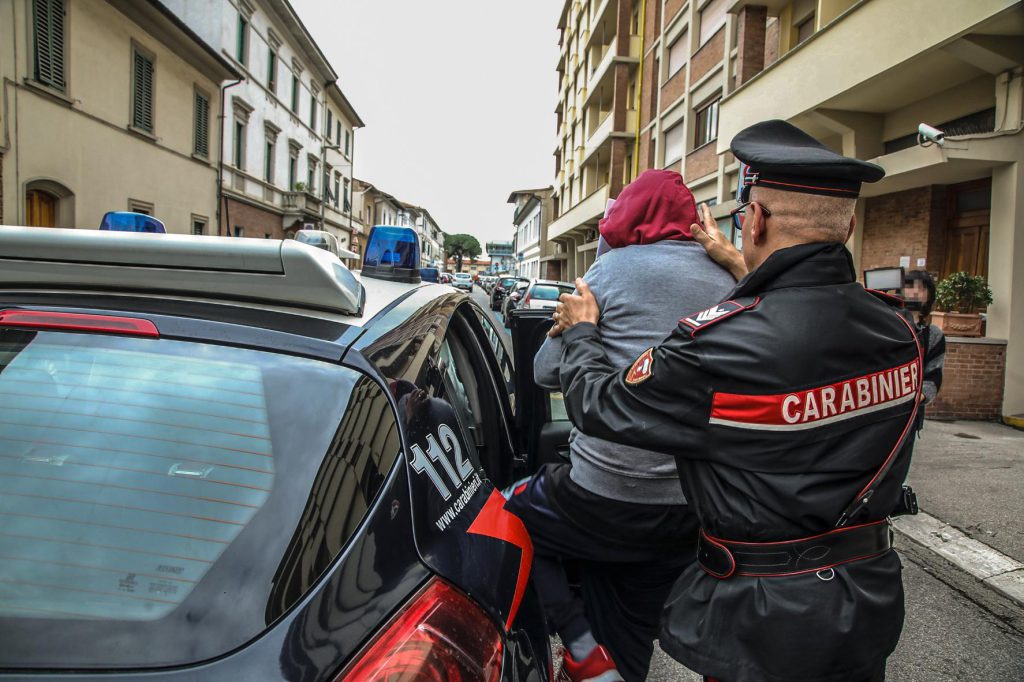 Donna picchiata dal marito ubriaco chiama i carabinieri e lui aggredisce anche loro: arrestato