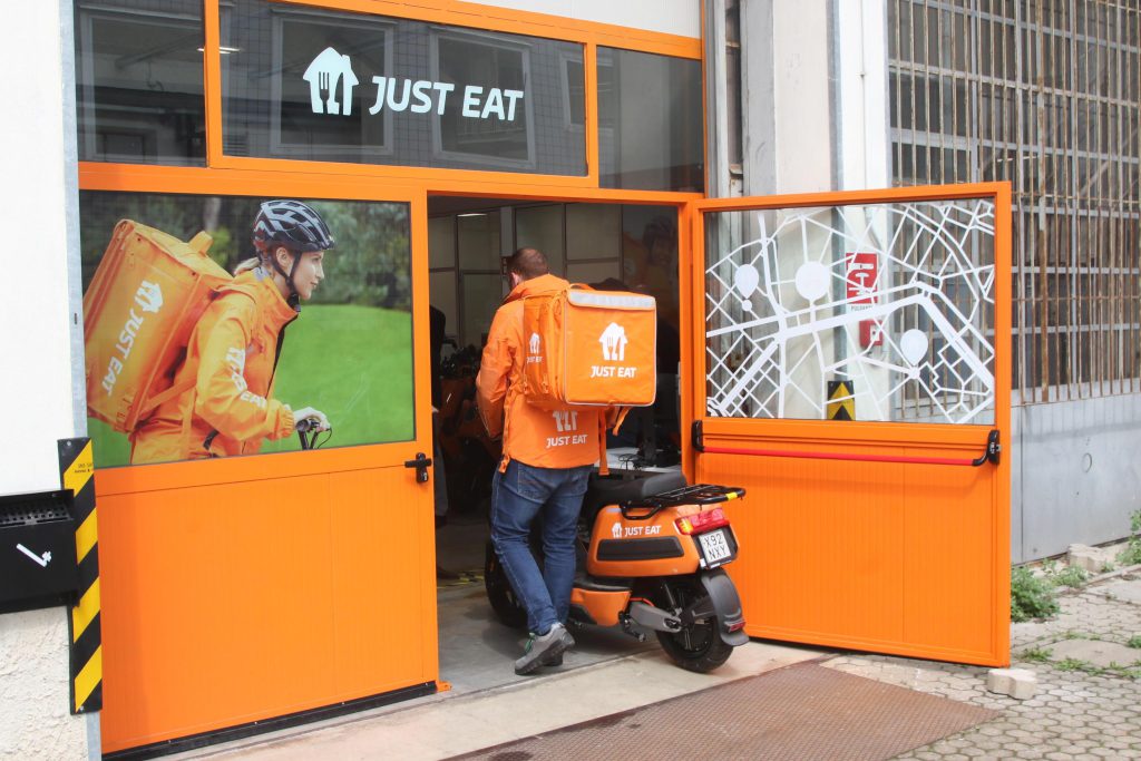 Just Eat licenzia 50 persone a Milano: “Costano troppo, assumeremo all’estero”