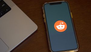 Reddit tocca il primo profitto in vent’anni: cosa c’è dietro il balzo della piattaforma