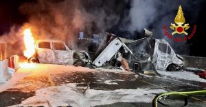 Assalto alla sede Dhl: auto incendiate e chiodi a terra. «Bottino da un milione di euro»