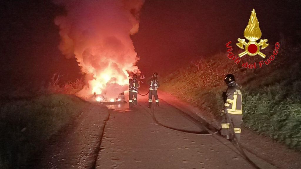 Auto va a fuoco mentre è in viaggio: il conducente si salva