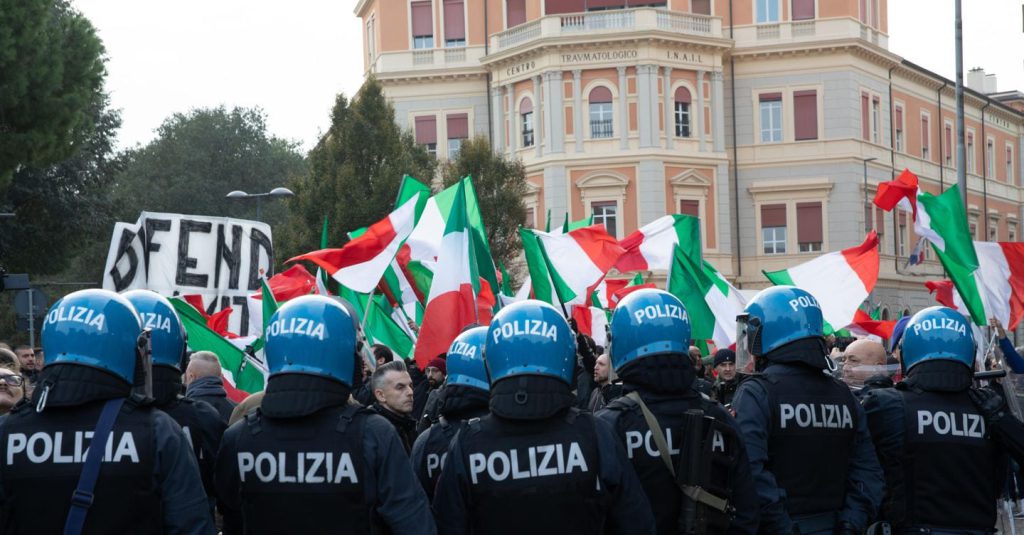 Scontri tra antagonisti e polizia a Bologna, Salvini: chiudere i centri sociali occupati dai comunisti