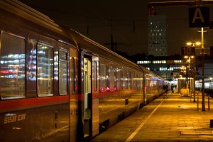 Allarme virus Marburg alla stazione di Amburgo: due persone in isolamento, l’allarme dopo che un viaggiatore si è sentito male