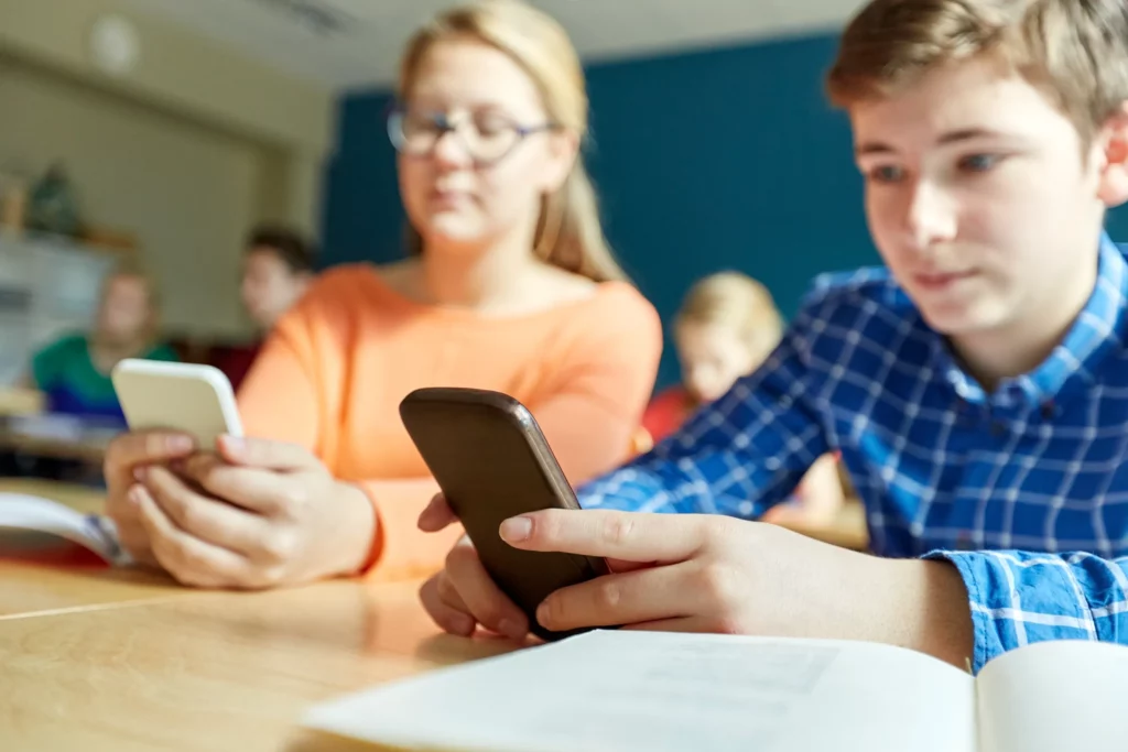 Divieto Cellulari a Scuola Protezione dell'Infanzia o Omissione Didattica